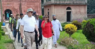 চাঁপাইনবাবগঞ্জে প্রত্নতাত্ত্বিক স্থাপনা ঘুরে দেখলেন মার্কিন রাষ্ট্রদূত